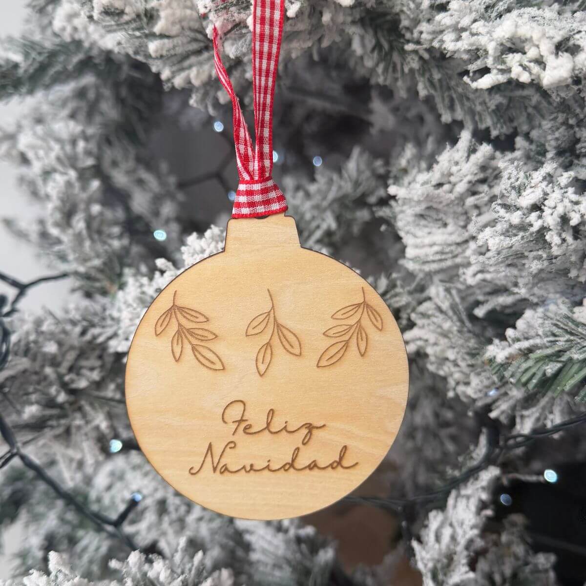 Bola de Navidad personalizada con detalle de hojas Bola navideña para árbol con hojas y frase personalizada Bola de Navidad para árbol con detalle de hojas Adorno navideño personalizado con hojas y frase Bola de Navidad personalizada para decorar el árbol Adorno para árbol de Navidad con hojas y frase Bola navideña personalizada con diseño de hojas Bola de Navidad con detalle de hojas y nombre
