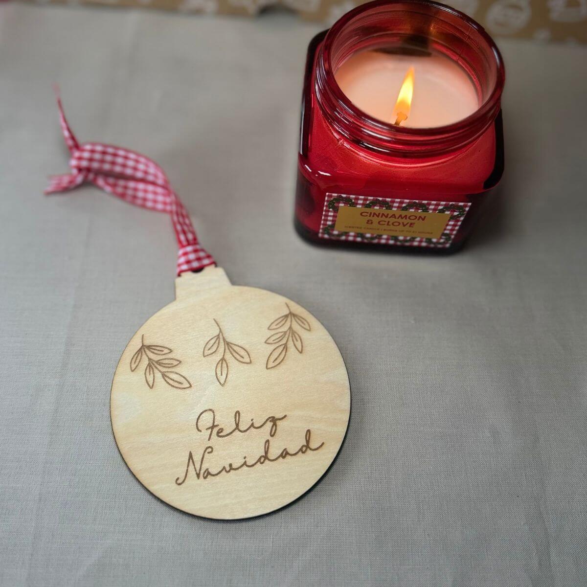 Bola de Navidad personalizada con detalle de hojas Bola navideña para árbol con hojas y frase personalizada Bola de Navidad para árbol con detalle de hojas Adorno navideño personalizado con hojas y frase Bola de Navidad personalizada para decorar el árbol Adorno para árbol de Navidad con hojas y frase Bola navideña personalizada con diseño de hojas Bola de Navidad con detalle de hojas y nombre