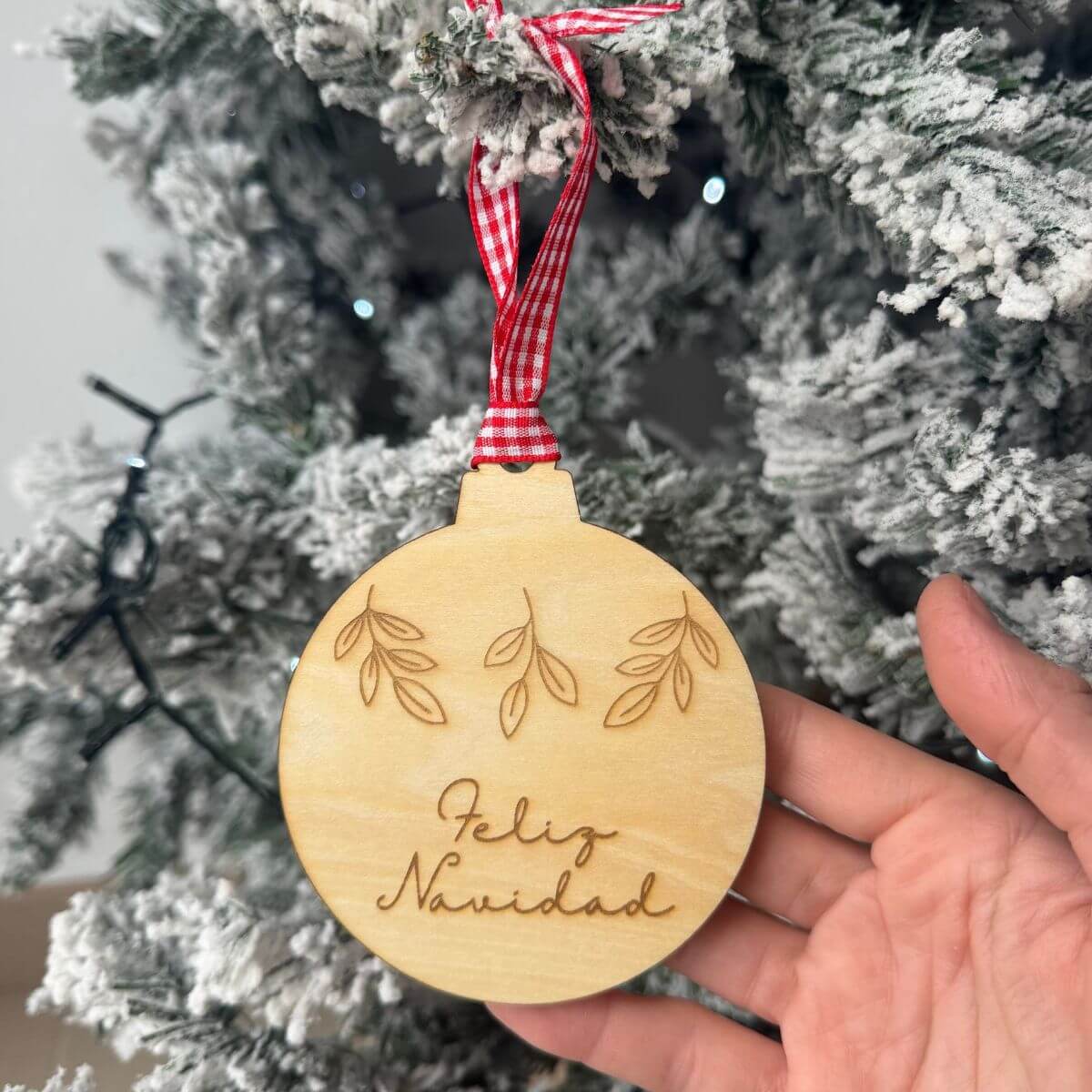 Bola de Navidad personalizada con detalle de hojas Bola navideña para árbol con hojas y frase personalizada Bola de Navidad para árbol con detalle de hojas Adorno navideño personalizado con hojas y frase Bola de Navidad personalizada para decorar el árbol Adorno para árbol de Navidad con hojas y frase Bola navideña personalizada con diseño de hojas Bola de Navidad con detalle de hojas y nombre