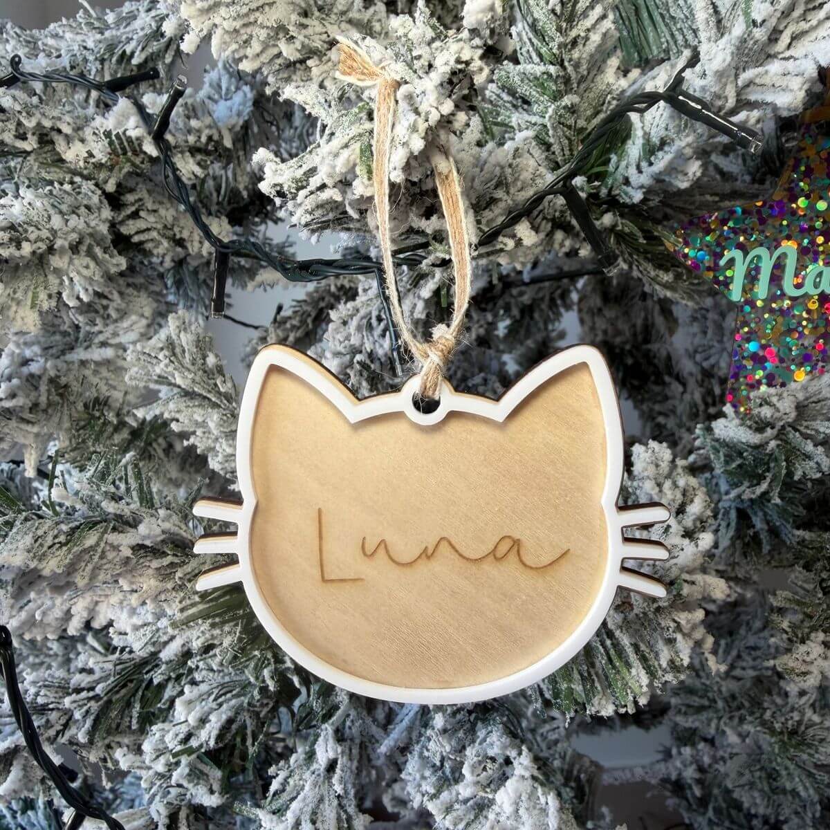 Adorno de Navidad para gato personalizado con nombre. Adorno para árbol de Navidad con nombre de gato. Adorno navideño de gato personalizado para mascotas. Adorno de Navidad personalizado para amantes de los gatos. Decoración navideña para árbol con nombre de mascota. Adorno de gato con nombre para decorar el árbol de Navidad. Adorno navideño personalizado para mascotas y amantes de los animales.
