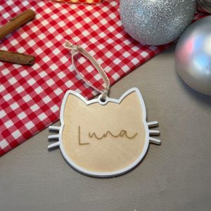 Adorno de Navidad para gato personalizado con nombre. Adorno para árbol de Navidad con nombre de gato. Adorno navideño de gato personalizado para mascotas. Adorno de Navidad personalizado para amantes de los gatos. Decoración navideña para árbol con nombre de mascota. Adorno de gato con nombre para decorar el árbol de Navidad. Adorno navideño personalizado para mascotas y amantes de los animales.