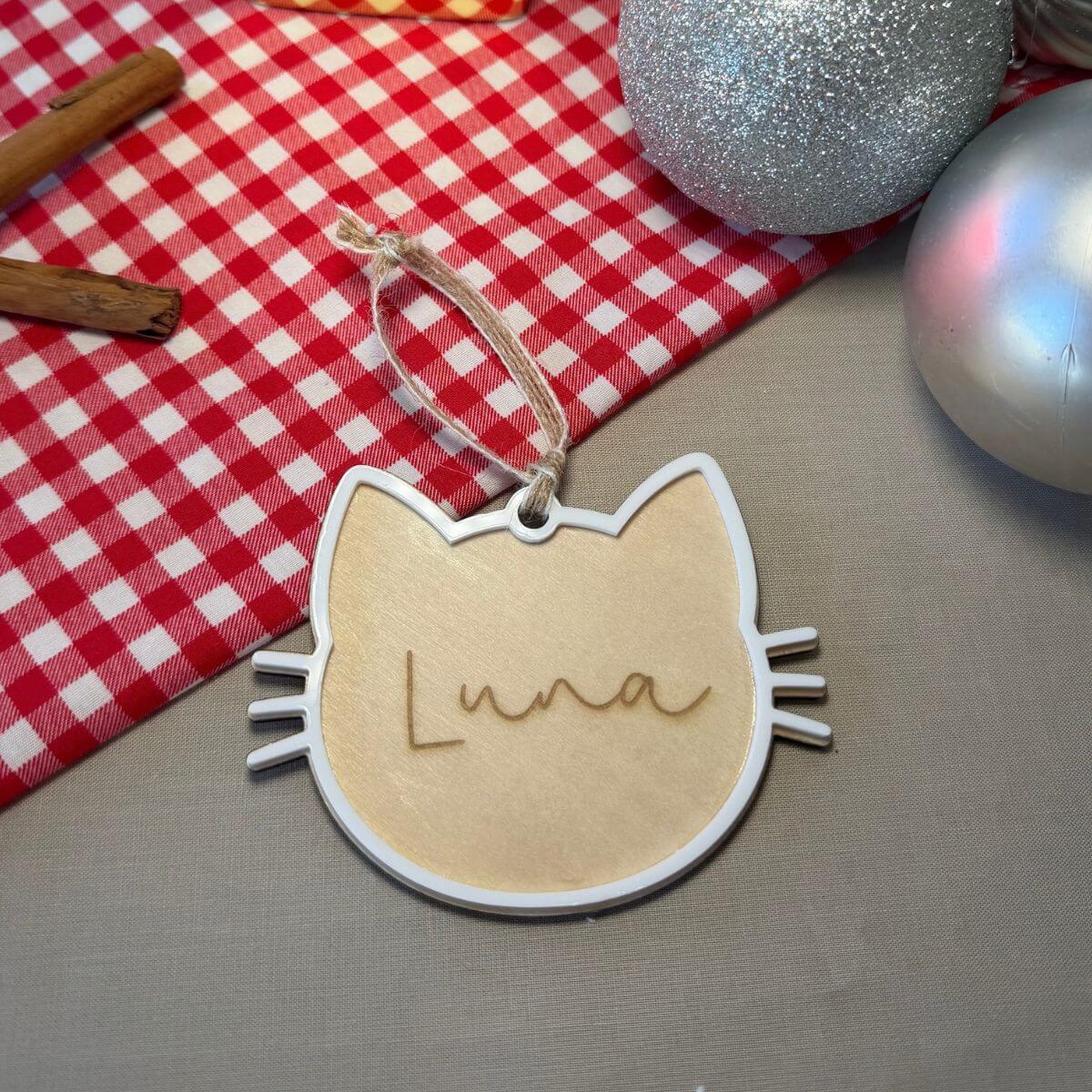 Adorno de Navidad para gato personalizado con nombre. Adorno para árbol de Navidad con nombre de gato. Adorno navideño de gato personalizado para mascotas. Adorno de Navidad personalizado para amantes de los gatos. Decoración navideña para árbol con nombre de mascota. Adorno de gato con nombre para decorar el árbol de Navidad. Adorno navideño personalizado para mascotas y amantes de los animales.