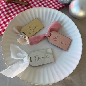 Marcasitios de metacrilato espejo personalizados con nombre. Marcasitios personalizados para bodas en metacrilato espejo. Nombres de invitados en metacrilato espejo para decorar mesas. Marcasitios de boda personalizados con acabado espejo. Marcasitios de metacrilato espejo para mesas de invitados. Nombres personalizados para mesas de bautizo en metacrilato espejo. Marcasitios elegantes de metacrilato espejo para comuniones. Decoración de mesa para bodas con marcasitios personalizados. Marcasitios con nombre en metacrilato espejo para eventos especiales.