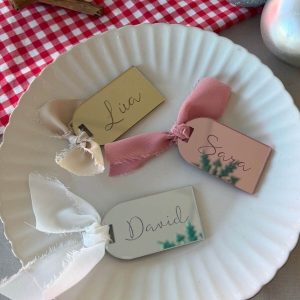 Marcasitios de metacrilato espejo personalizados con nombre. Marcasitios personalizados para bodas en metacrilato espejo. Nombres de invitados en metacrilato espejo para decorar mesas. Marcasitios de boda personalizados con acabado espejo. Marcasitios de metacrilato espejo para mesas de invitados. Nombres personalizados para mesas de bautizo en metacrilato espejo. Marcasitios elegantes de metacrilato espejo para comuniones. Decoración de mesa para bodas con marcasitios personalizados. Marcasitios con nombre en metacrilato espejo para eventos especiales.