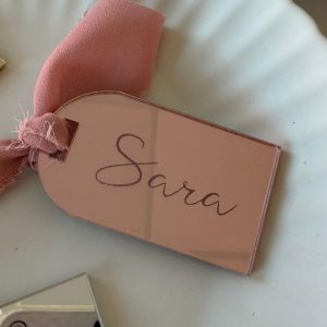 Marcasitios de metacrilato espejo personalizados con nombre. Marcasitios personalizados para bodas en metacrilato espejo. Nombres de invitados en metacrilato espejo para decorar mesas. Marcasitios de boda personalizados con acabado espejo. Marcasitios de metacrilato espejo para mesas de invitados. Nombres personalizados para mesas de bautizo en metacrilato espejo. Marcasitios elegantes de metacrilato espejo para comuniones. Decoración de mesa para bodas con marcasitios personalizados. Marcasitios con nombre en metacrilato espejo para eventos especiales.