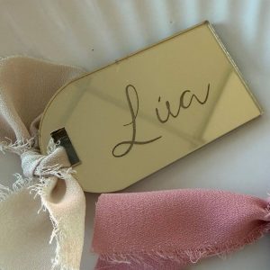 Marcasitios de metacrilato espejo personalizados con nombre. Marcasitios personalizados para bodas en metacrilato espejo. Nombres de invitados en metacrilato espejo para decorar mesas. Marcasitios de boda personalizados con acabado espejo. Marcasitios de metacrilato espejo para mesas de invitados. Nombres personalizados para mesas de bautizo en metacrilato espejo. Marcasitios elegantes de metacrilato espejo para comuniones. Decoración de mesa para bodas con marcasitios personalizados. Marcasitios con nombre en metacrilato espejo para eventos especiales.