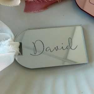 Marcasitios de metacrilato espejo personalizados con nombre. Marcasitios personalizados para bodas en metacrilato espejo. Nombres de invitados en metacrilato espejo para decorar mesas. Marcasitios de boda personalizados con acabado espejo. Marcasitios de metacrilato espejo para mesas de invitados. Nombres personalizados para mesas de bautizo en metacrilato espejo. Marcasitios elegantes de metacrilato espejo para comuniones. Decoración de mesa para bodas con marcasitios personalizados. Marcasitios con nombre en metacrilato espejo para eventos especiales.