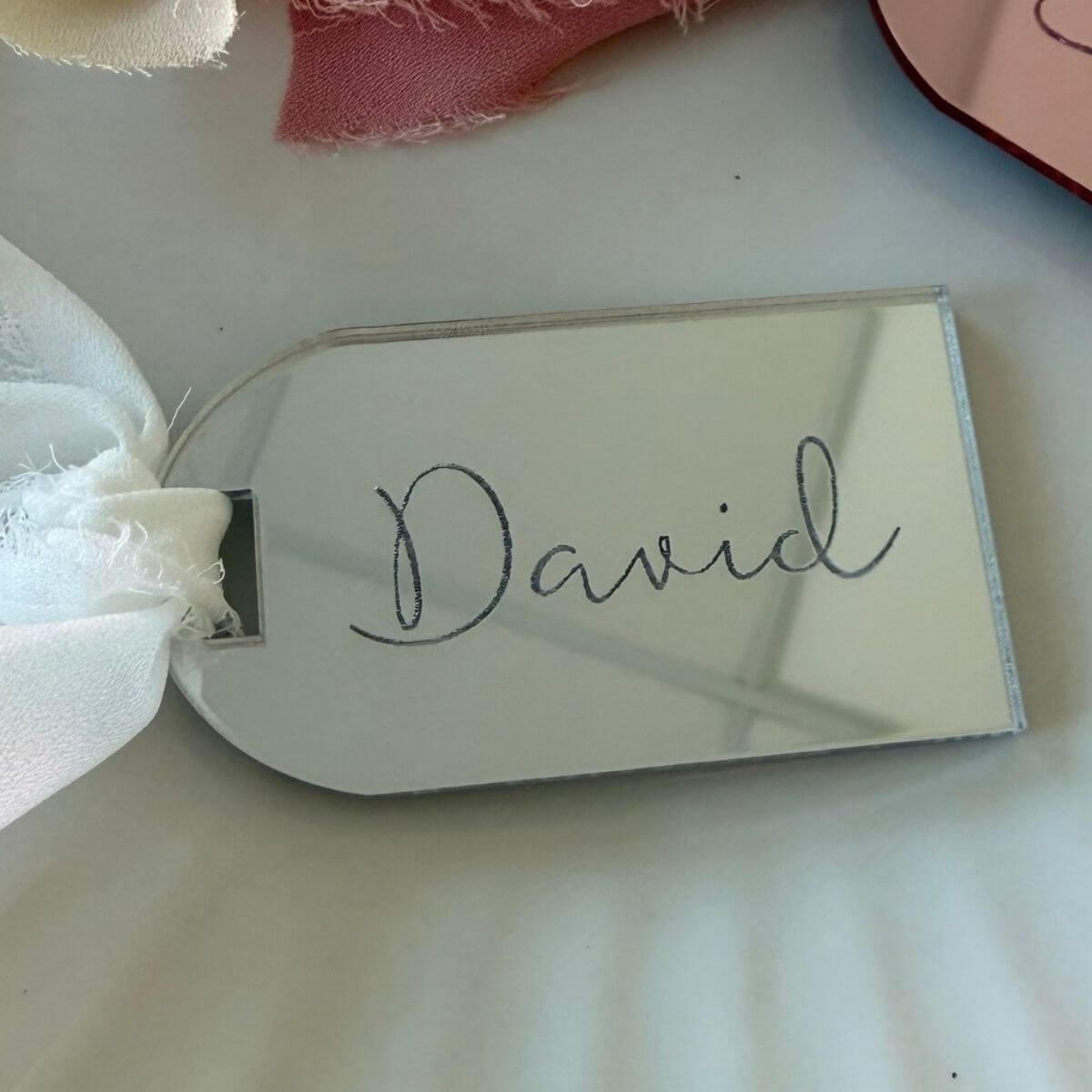 Marcasitios de metacrilato espejo personalizados con nombre. Marcasitios personalizados para bodas en metacrilato espejo. Nombres de invitados en metacrilato espejo para decorar mesas. Marcasitios de boda personalizados con acabado espejo. Marcasitios de metacrilato espejo para mesas de invitados. Nombres personalizados para mesas de bautizo en metacrilato espejo. Marcasitios elegantes de metacrilato espejo para comuniones. Decoración de mesa para bodas con marcasitios personalizados. Marcasitios con nombre en metacrilato espejo para eventos especiales.