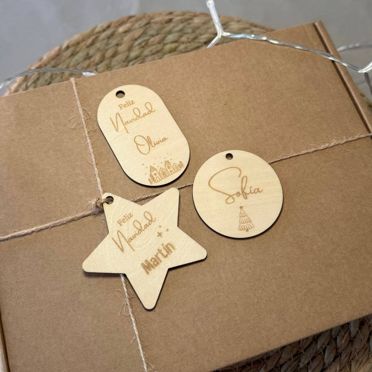 Pack de etiquetas de madera personalizadas para regalos de Navidad. Etiquetas navideñas de madera con nombres para envolver regalos. Etiquetas de Navidad personalizadas para decorar paquetes de regalo. Etiquetas de madera con nombre para regalos navideños. Pack de etiquetas personalizadas para regalos bajo el árbol de Navidad. Etiquetas de madera para identificar los regalos de Navidad. Decoración navideña para paquetes con etiquetas de madera personalizadas. Etiquetas de regalo de Navidad con nombres personalizados.
