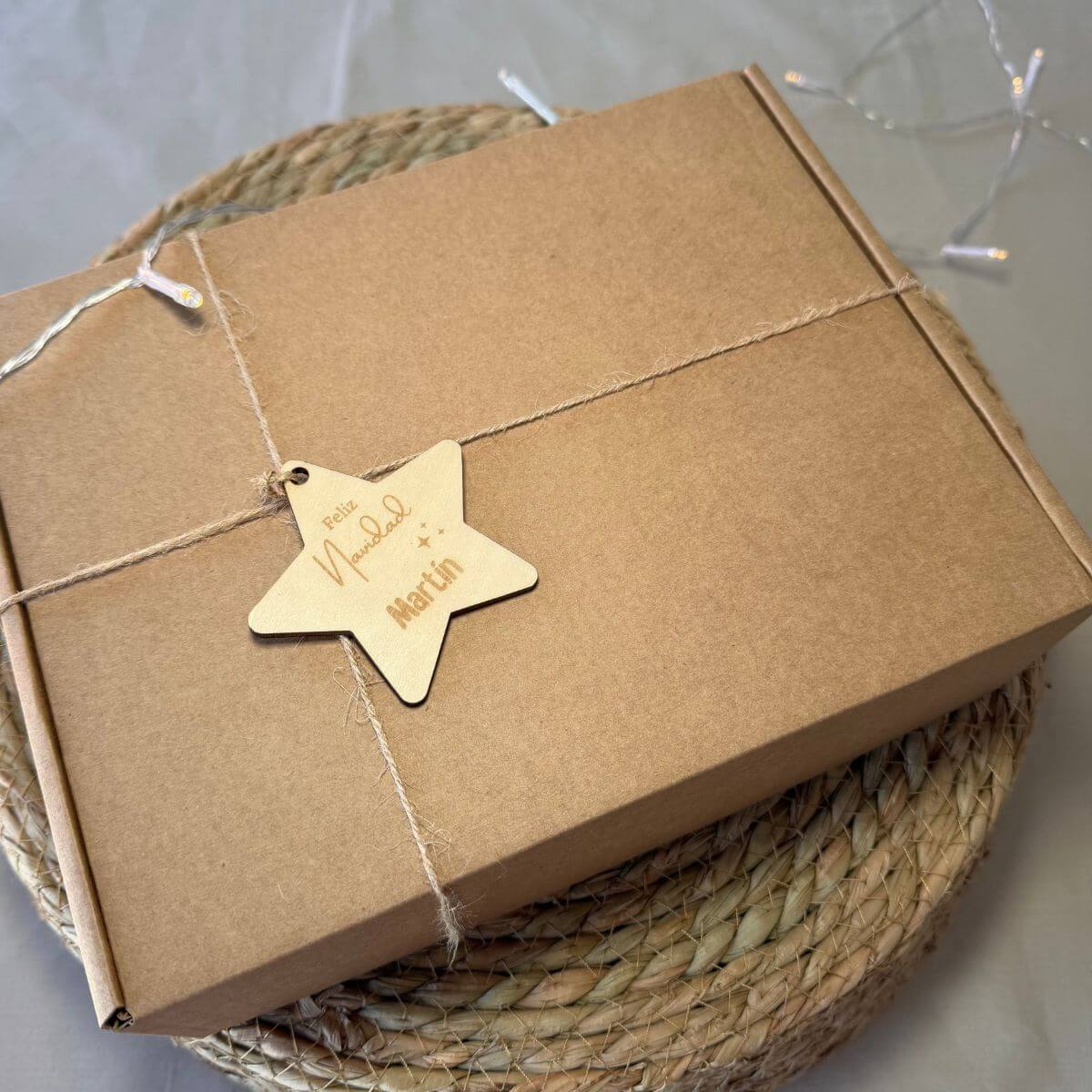 Pack de etiquetas de madera personalizadas para regalos de Navidad. Etiquetas navideñas de madera con nombres para envolver regalos. Etiquetas de Navidad personalizadas para decorar paquetes de regalo. Etiquetas de madera con nombre para regalos navideños. Pack de etiquetas personalizadas para regalos bajo el árbol de Navidad. Etiquetas de madera para identificar los regalos de Navidad. Decoración navideña para paquetes con etiquetas de madera personalizadas. Etiquetas de regalo de Navidad con nombres personalizados.