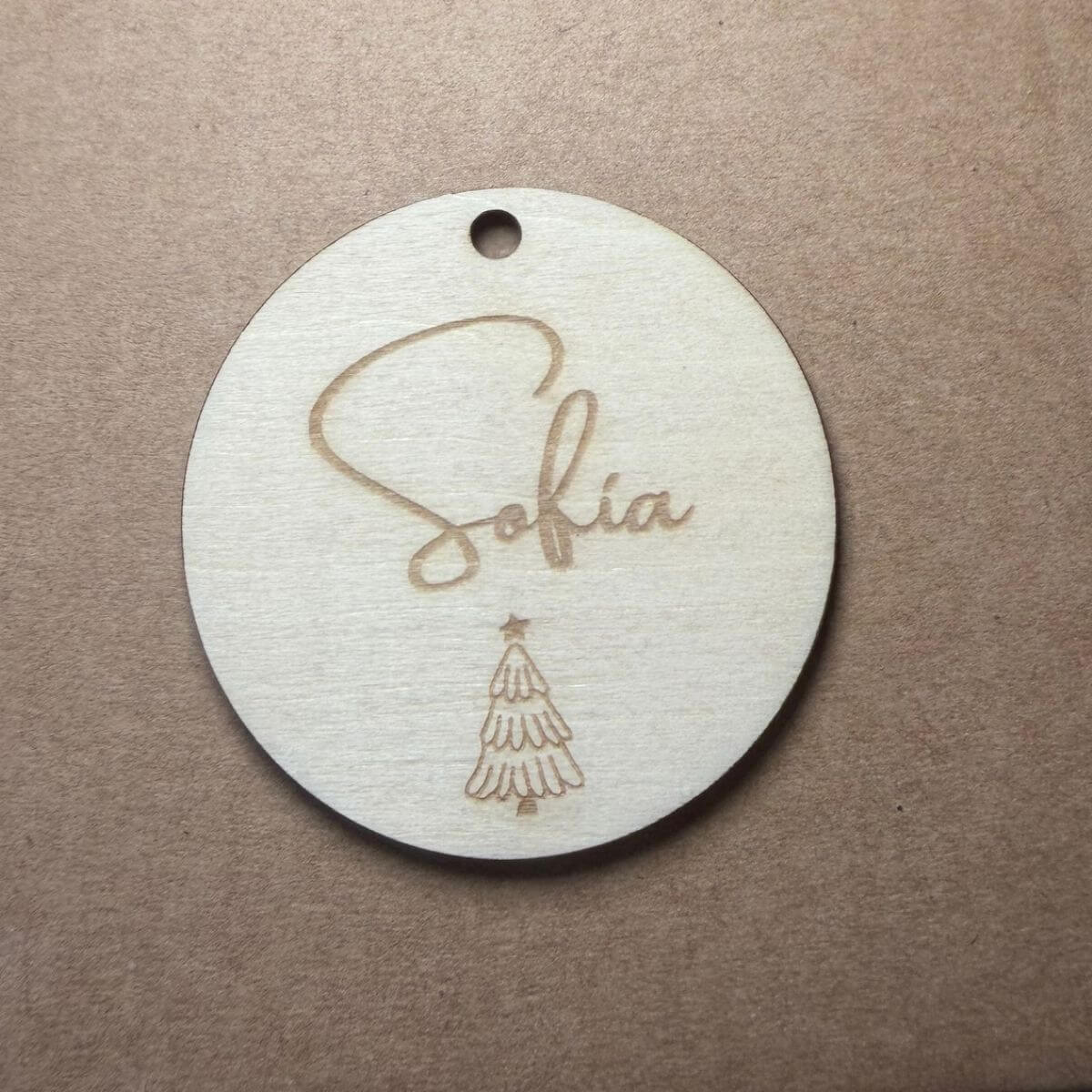 Pack de etiquetas de madera personalizadas para regalos de Navidad. Etiquetas navideñas de madera con nombres para envolver regalos. Etiquetas de Navidad personalizadas para decorar paquetes de regalo. Etiquetas de madera con nombre para regalos navideños. Pack de etiquetas personalizadas para regalos bajo el árbol de Navidad. Etiquetas de madera para identificar los regalos de Navidad. Decoración navideña para paquetes con etiquetas de madera personalizadas. Etiquetas de regalo de Navidad con nombres personalizados.