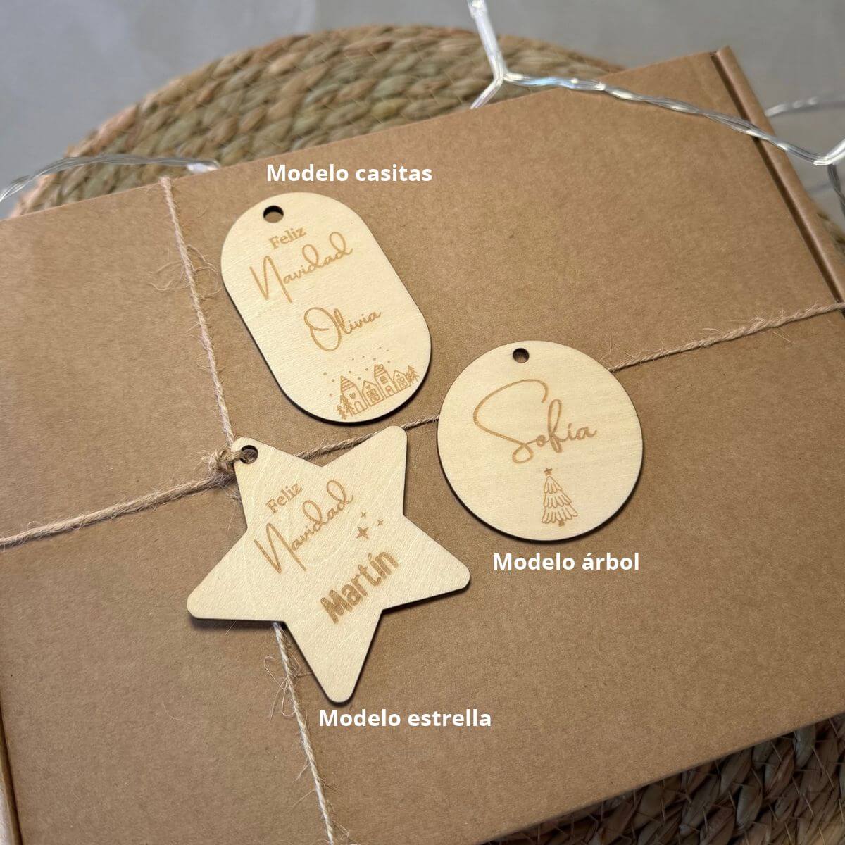 Pack de etiquetas de madera personalizadas para regalos de Navidad. Etiquetas navideñas de madera con nombres para envolver regalos. Etiquetas de Navidad personalizadas para decorar paquetes de regalo. Etiquetas de madera con nombre para regalos navideños. Pack de etiquetas personalizadas para regalos bajo el árbol de Navidad. Etiquetas de madera para identificar los regalos de Navidad. Decoración navideña para paquetes con etiquetas de madera personalizadas. Etiquetas de regalo de Navidad con nombres personalizados.